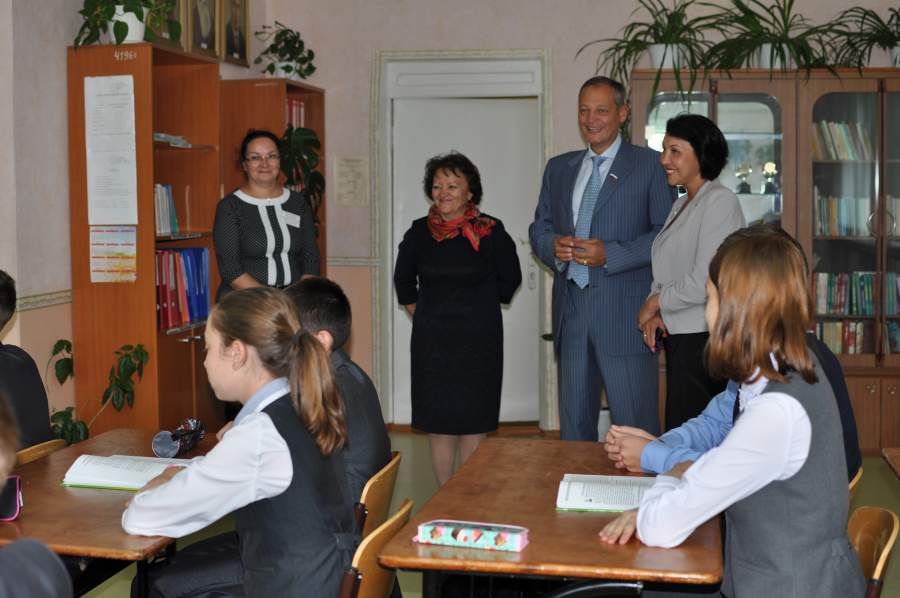 Айрат Хайруллин  посетил гимназию-интернат в Нижнекамске. Фото: пресс-служба