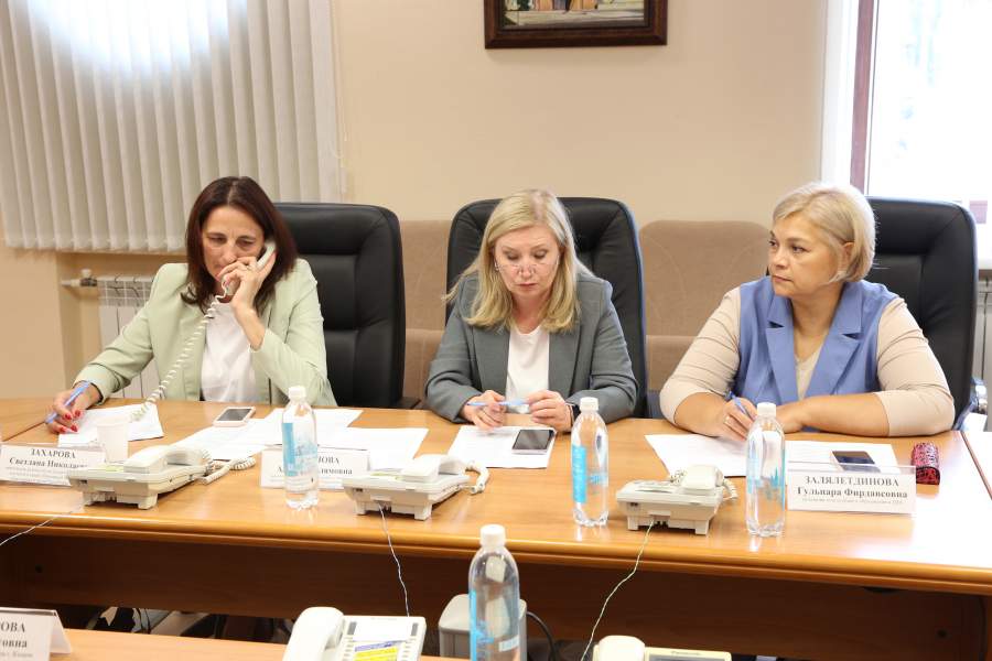 Женщины-депутаты объединения «Мэрхемет-Милосердие» провели горячую линию по вопросам образования