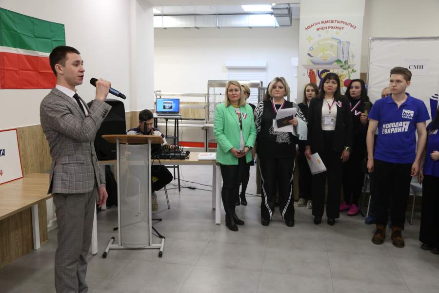 В Казани избирательный участок № 45 открылся гимнами России и Татарстана