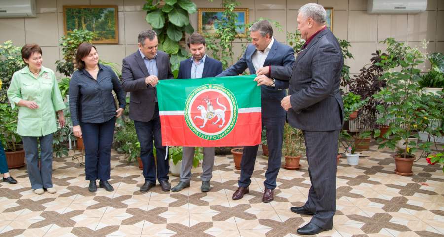 Айрат Фаррахов передал Казанскому хоспису флаг РТ, побывавший на Эльбрусе