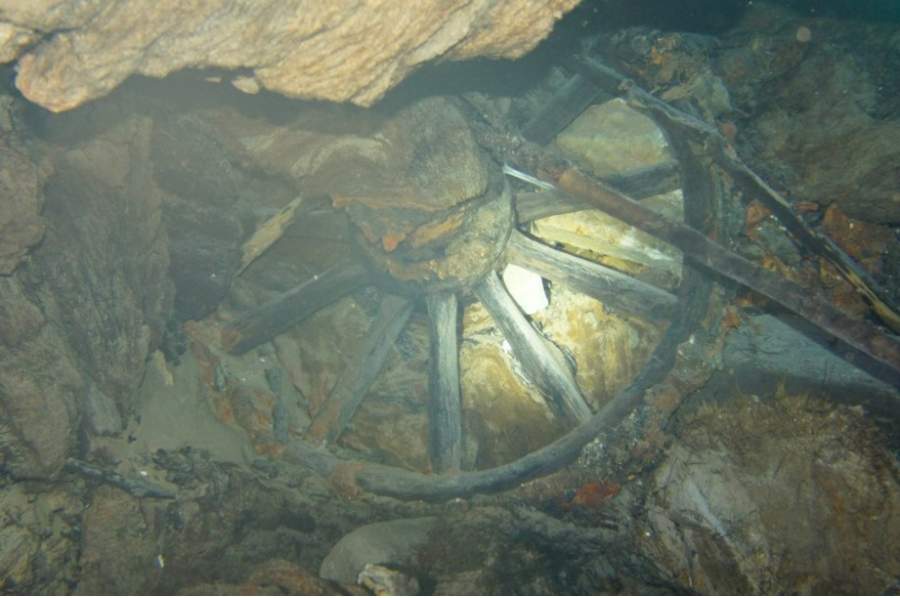 То самое колесо, что находится в конце родниковой пещеры на дне Голубого озера