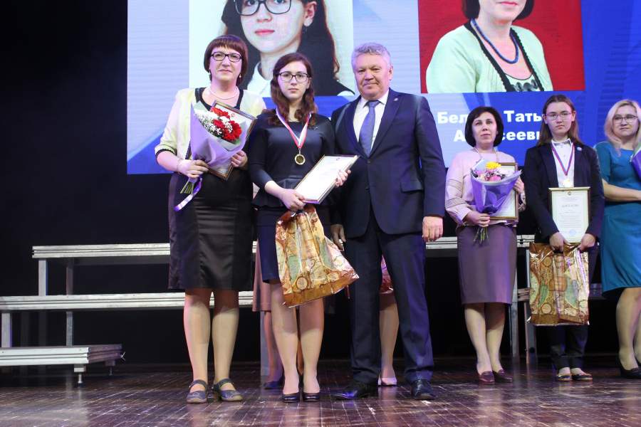 Лейла Фазлеева наградила в Казани победителей всероссийских олимпиад школьников