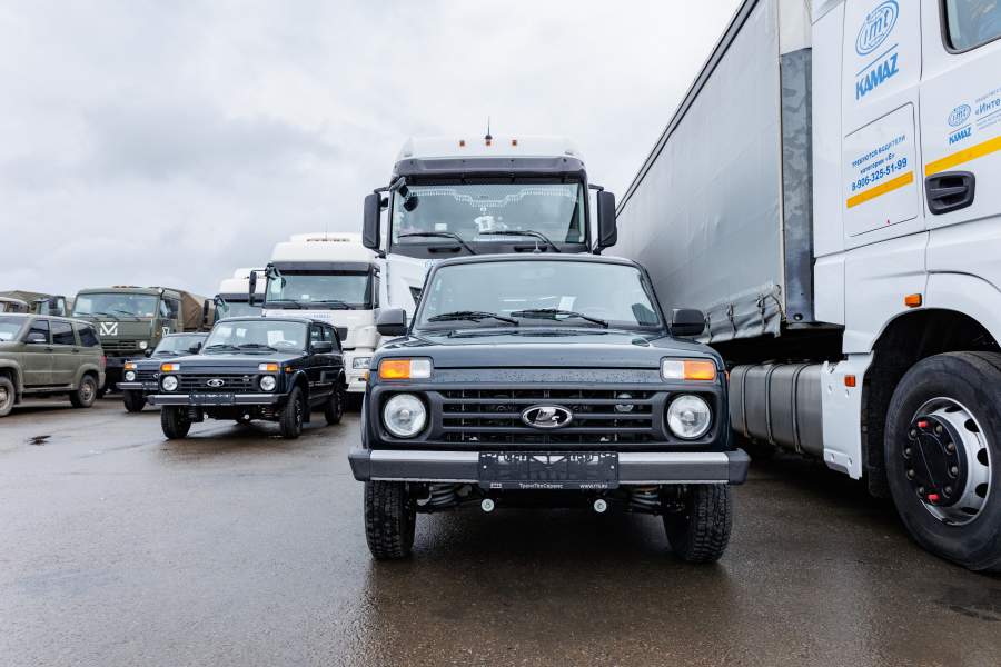 В подшефные «КАМАЗу» воинские части передали автомобили и 80 тонн гуманитарной помощи 