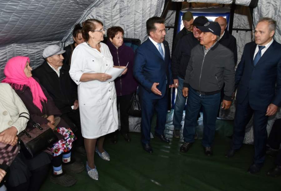 Рустам Минниханов ознакомился с работой мобильных клиник и пообщался с жителями деревни Бакрчи Тетюшского района