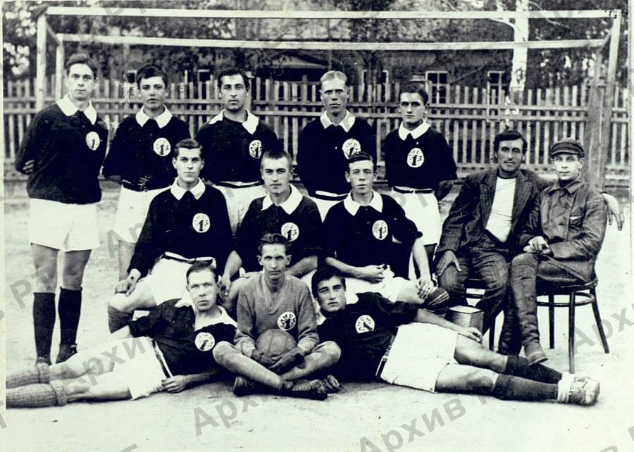 Первая футбольная команда комсомольцев «Заречья» 1923-1924 гг. (Госархив РТ)