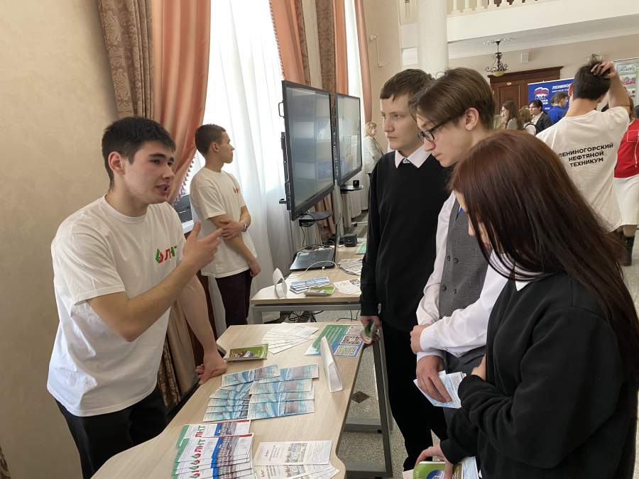 В Лениногорске прошла ярмарка вакансий для учащихся школ
